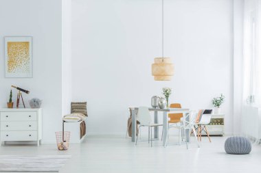 Beyaz yemek masası ile çatı