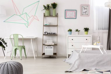 Orijinal origami dekorasyon yatak odasında 