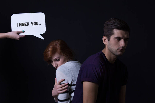 Пара сидящих спиной к спине
