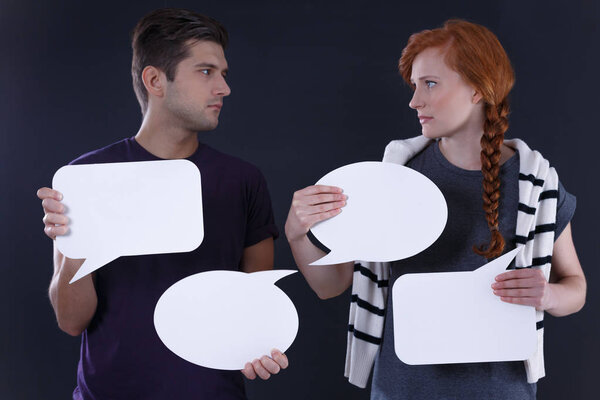 Пара пустых речевых пузырей
