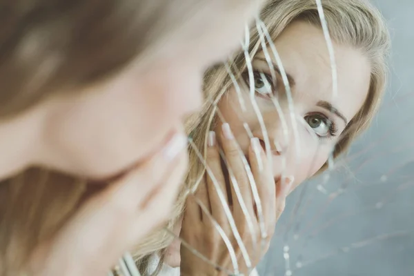 Teenage girl with schizophrenia — Stock Photo, Image