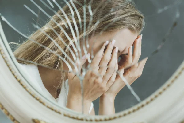 Rotto ragazza con problemi — Foto Stock