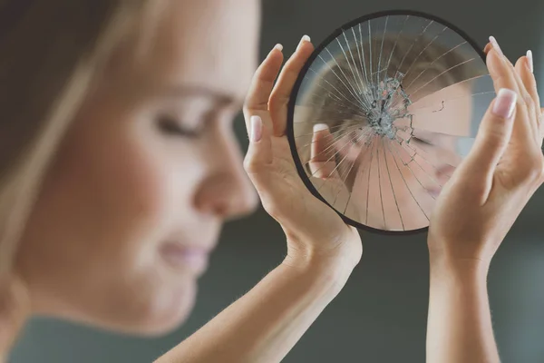 Menina com complexos de beleza — Fotografia de Stock