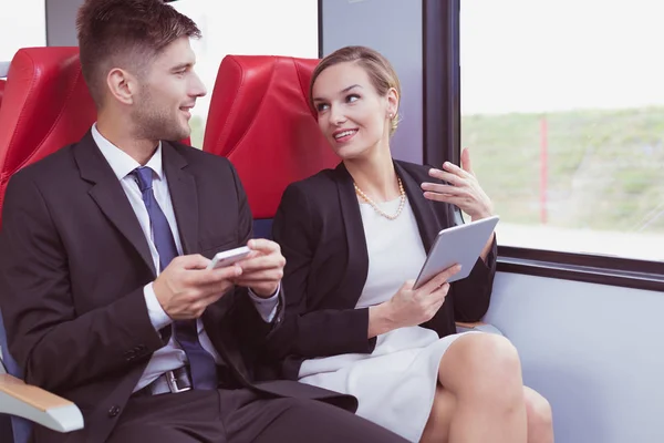 Mann und Frau im Zug — Stockfoto