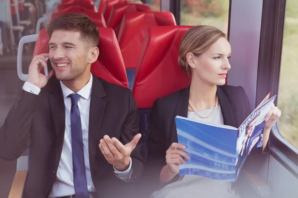 Businessman and businesswoman traveling together — Stock Photo, Image