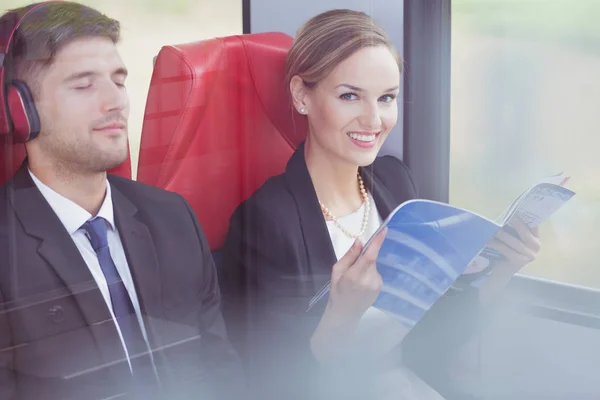 Businesswoman reading the newspaper — Stock Photo, Image