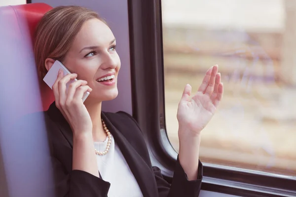 İş kadını ve telefon görüşmesi — Stok fotoğraf