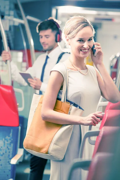 Женщина разговаривает по телефону в поезде — стоковое фото