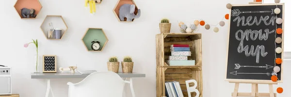 Kinderkamer met eco-vriendelijke meubels — Stockfoto
