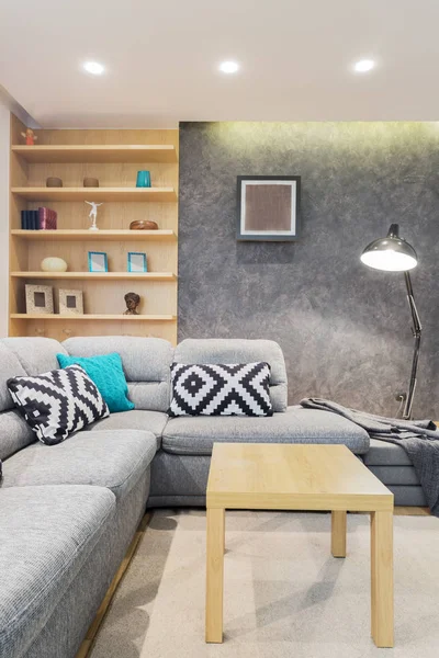 Köşe kanepe ile desenli yastıklar