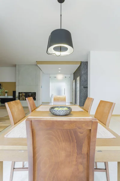 Trä eleganta matbord med stolar — Stockfoto