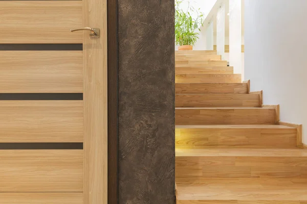 Puerta y escalera de madera — Foto de Stock