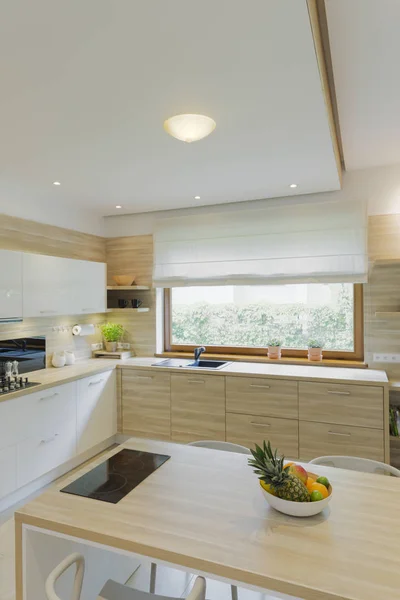 Cozinha moderna equipada com janela — Fotografia de Stock