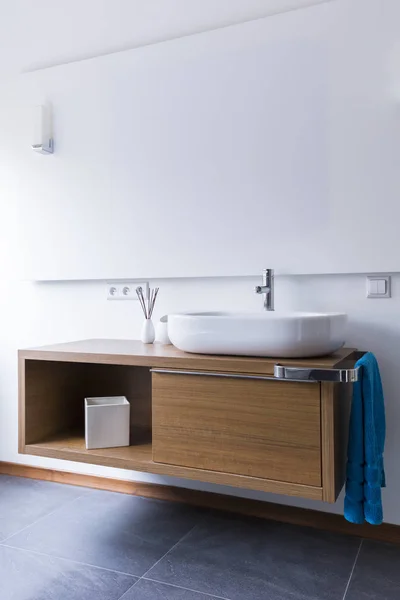 Banheiro simples com lavatório e armários — Fotografia de Stock