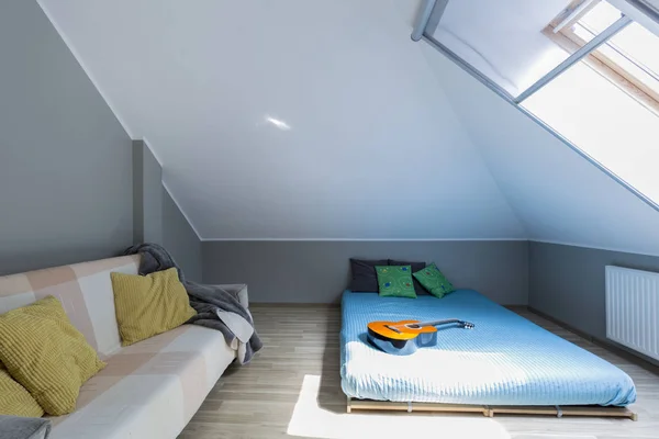 Dachboden minimalistisches Schlafzimmer mit Matratze — Stockfoto