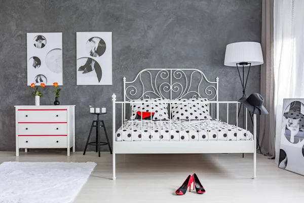 Gri ve beyaz yatak odası