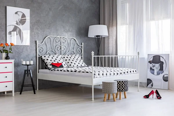 Kadının yatak odasında kadınsı aksesuarları