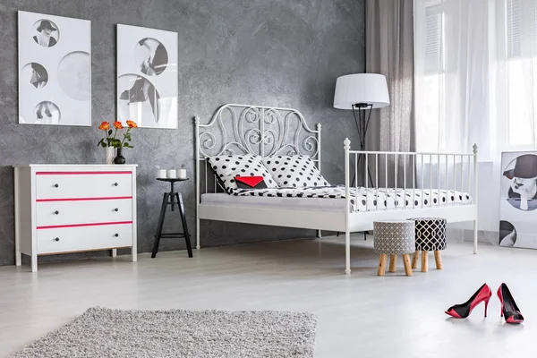 Yatak odasında kırmızı topuklu