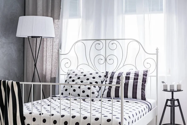 Moderní navržená postel v ložnici — Stock fotografie