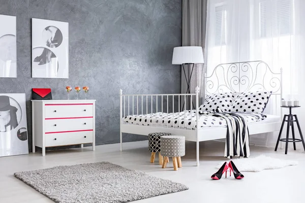 Geniş şık kadının yatak