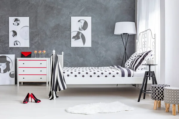 灰色和白色的装饰的卧室 — 图库照片