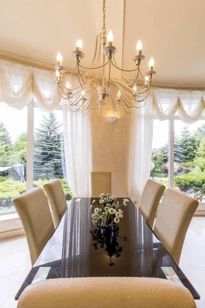 Elegante sala da pranzo con lampadario — Foto Stock