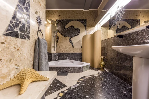 Rymligt badrum med mosaik mönster — Stockfoto