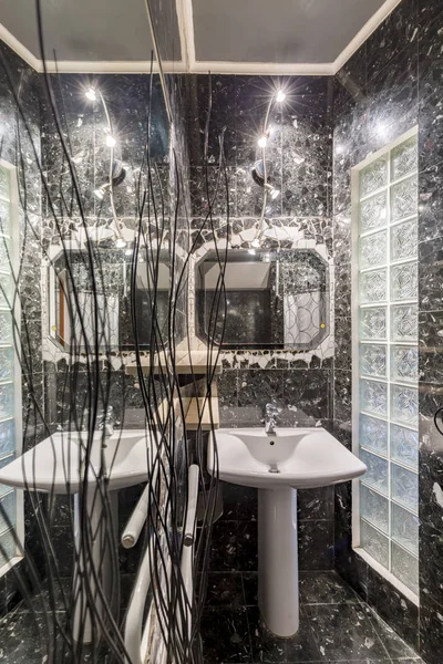 Elegant grå badrum med glänsande armatur — Stockfoto