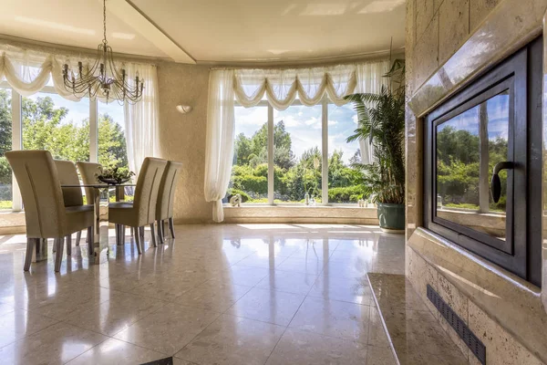 Sala de jantar espaçosa com janelas — Fotografia de Stock