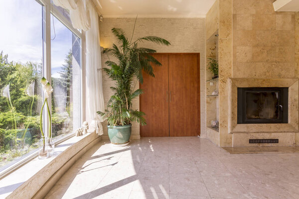 Элегантный интерьер с окном и камином
