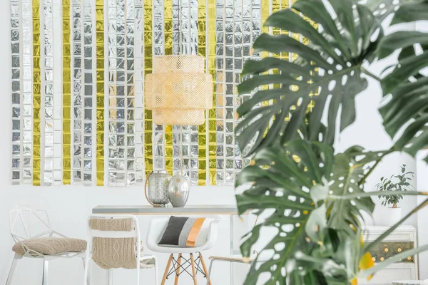 Esszimmer mit dekorativer Lampe — Stockfoto