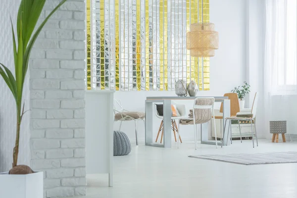 Белая квартира со столовой — стоковое фото