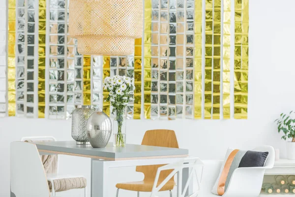 Modern yemek masası ve sandalyeler
