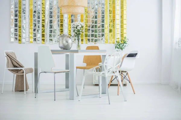 Room with communal table — Stock Photo, Image