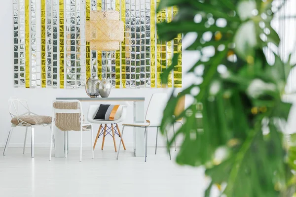 Şık yemek masası ve sandalyeler