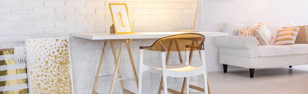 Квартира в стиле Фабо с письменным столом — стоковое фото