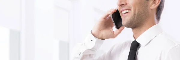 Homem com gravata falando no smartphone — Fotografia de Stock