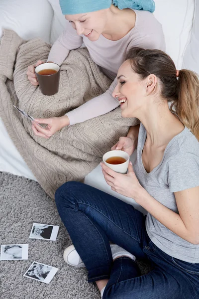 Kanker vrouw drinken tea — Stockfoto
