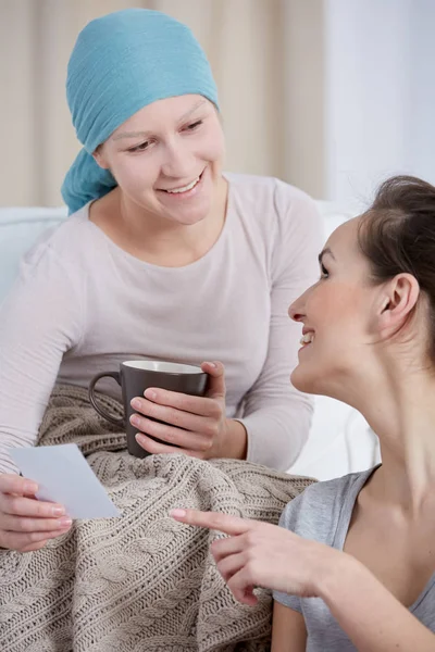 Cancer woman relaxing with friend — Stock Photo, Image