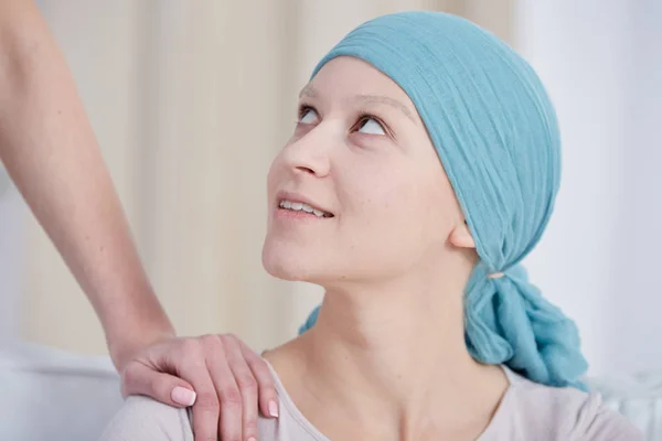 Femme après chimiothérapie portant un foulard — Photo