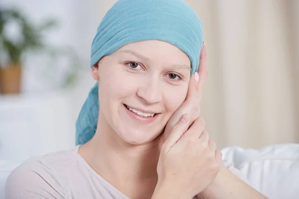 Cancer woman with positive attitude — Stock Photo, Image