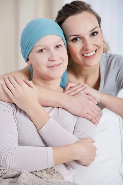 Mujer con cáncer y hermana cariñosa — Foto de Stock