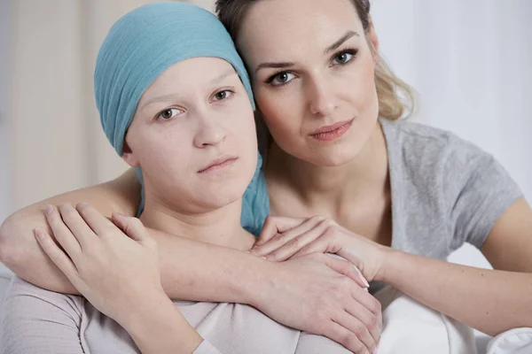 Sorgliga cancer kvinna med syster — Stockfoto