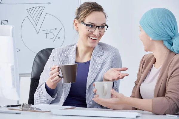 Cancer woman with colleague — Stock Photo, Image