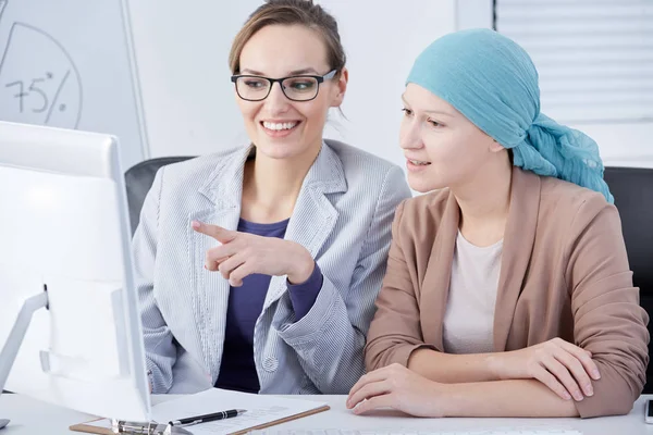 Paciente con cáncer trabajando en el consultorio — Foto de Stock