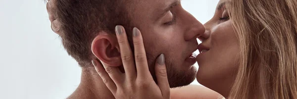 Casal dando um beijo — Fotografia de Stock
