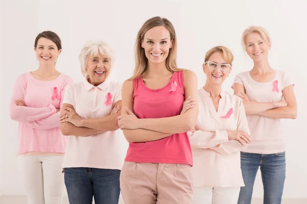Женщины с розовыми лентами — стоковое фото