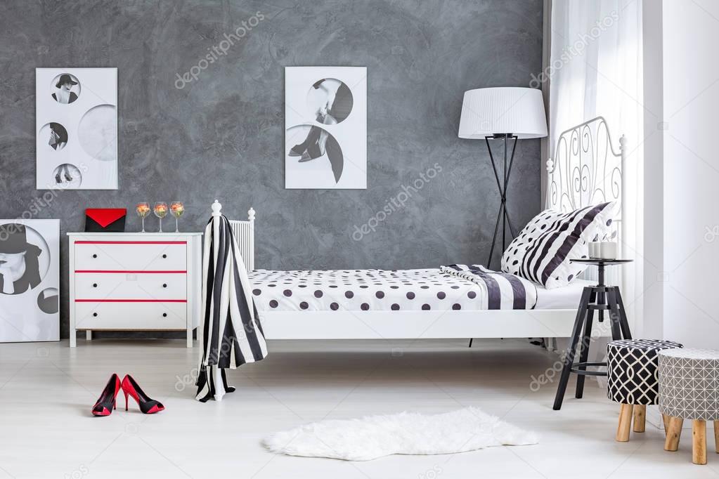 Gri ve beyaz yatak odası dekoru — Stok Foto © photographee.eu 139166374