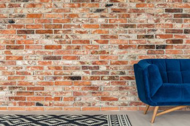 Mavi kanepe ve desen halı