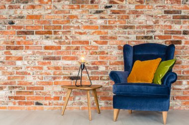 Koltuk ve renkli yastıklar